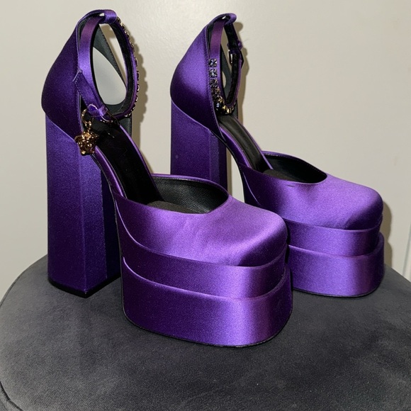 Versace Medusa Aevitas Platform Pump - Picture 1 of 14